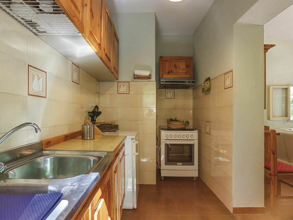 Room, Property, Building, Countertop, Floor, Furniture, Interior Design, Ceiling, House, Kitchen