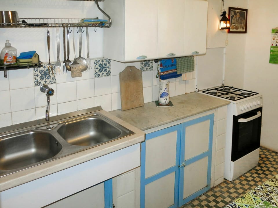 Kitchen Sink, Cabinetry, Tap, Sink, Countertop, Plumbing Fixture, Kitchen, Interior Design, Kitchen Appliance, Floor