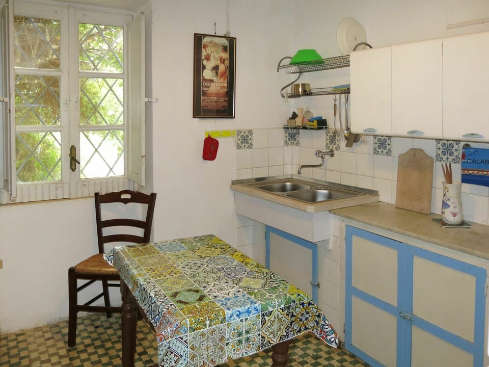 Kitchen Sink, Furniture, Property, Sink, Cabinetry, Window, Tap, Countertop, Interior Design, Picture Frame