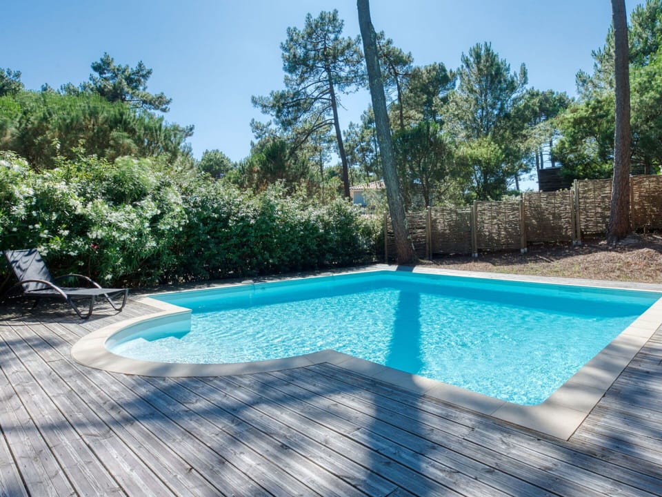 Water, Property, Swimming Pool, Plant, Azure, Shade, Sky, Rectangle, Grass, Leisure