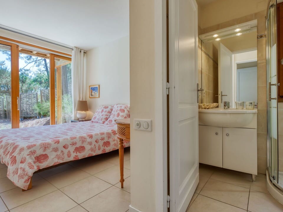 Mirror, Furniture, Property, Sink, Building, Comfort, Tap, Window, Wood
