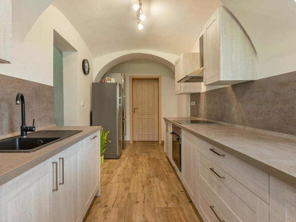 Cabinetry, Countertop, Property, Furniture, Kitchen Sink, Sink, Kitchen, Tap, Wood, Plumbing Fixture