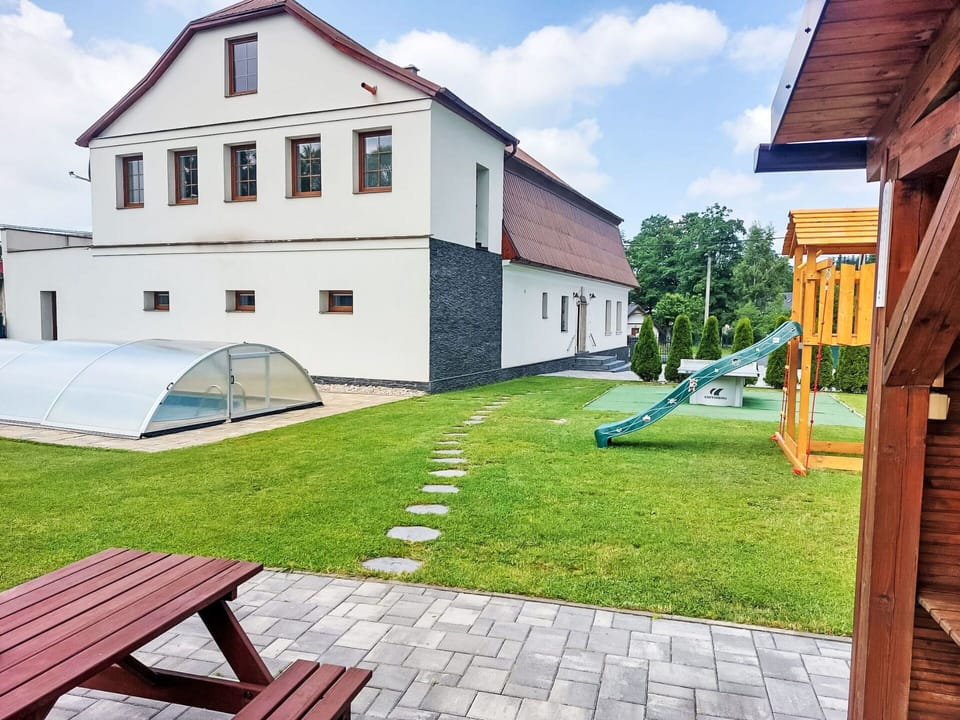 Home, Human Settlement, Lawn, Cottage, Yard, Artificial Turf, Estate, Garden, Landscaping, Farmhouse