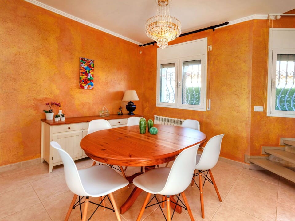 Room, Property, Furniture, Building, Dining Room, Interior Design, Table, Real Estate, House, Floor