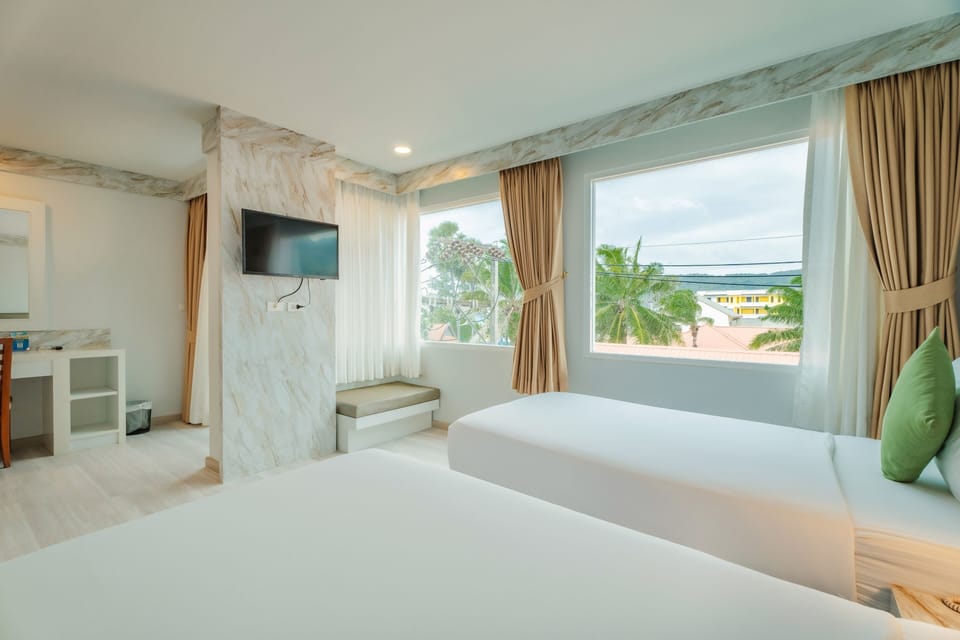 Grand Deluxe Partial | Minibar, in-room safe, blackout drapes, free WiFi