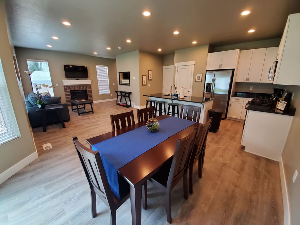 Kitchen table, kitchen and living room. Great social space. 