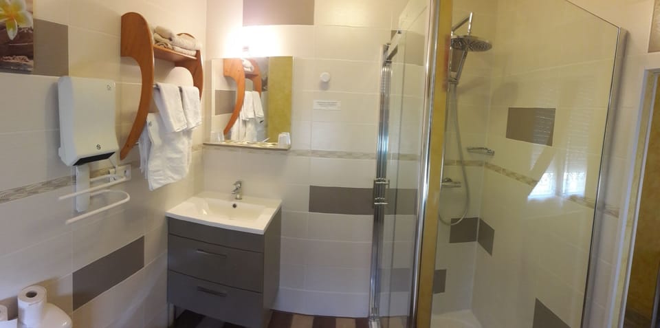 Standard Double Room | In-room safe, desk, iron/ironing board (on request), WiFi (free)