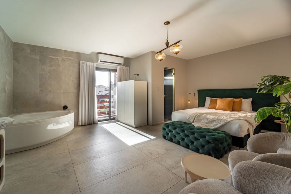 Suite with Balcony | Minibar, in-room safe, desk, soundproofing