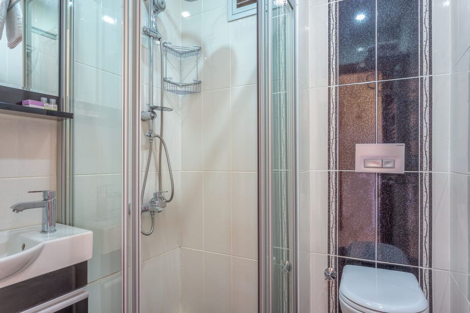 Double Room with Balcony and Sea View | Bathroom | Combined shower/tub, free toiletries, hair dryer, slippers