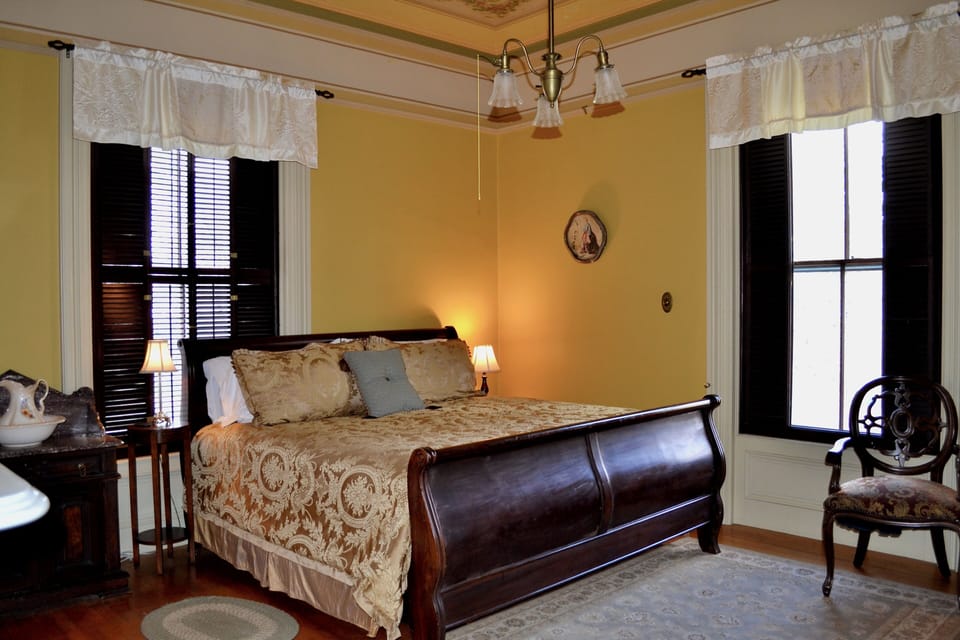 Gold Room | Iron/ironing board, WiFi (free), individually decorated