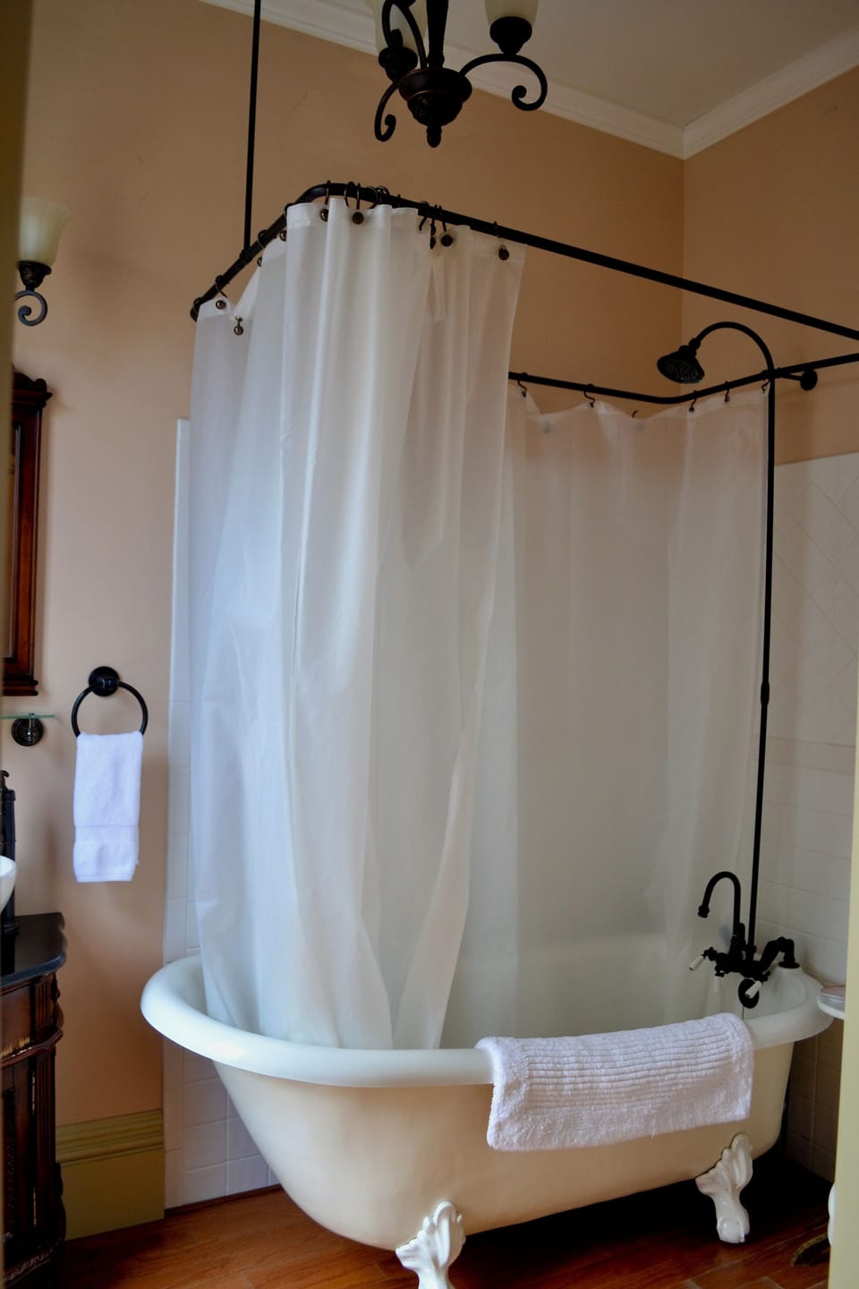 Peach Room | Bathroom | Combined shower/tub, free toiletries, hair dryer, towels