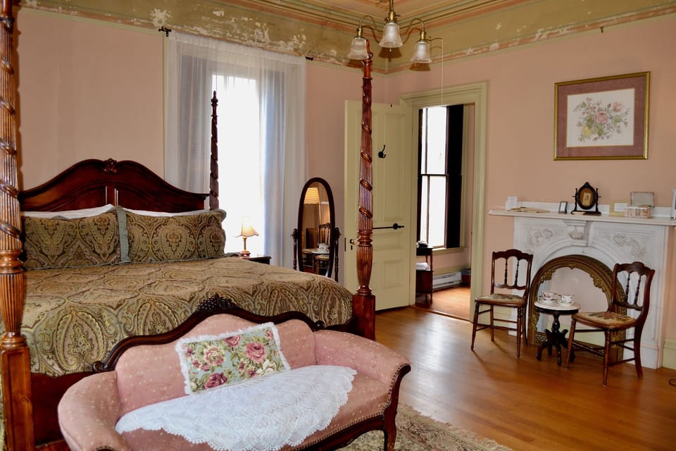 Peach Room | Iron/ironing board, WiFi (free), individually decorated