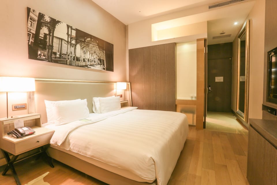 Deluxe Room, 1 King Bed | 1 bedroom, premium bedding, down comforters, in-room safe