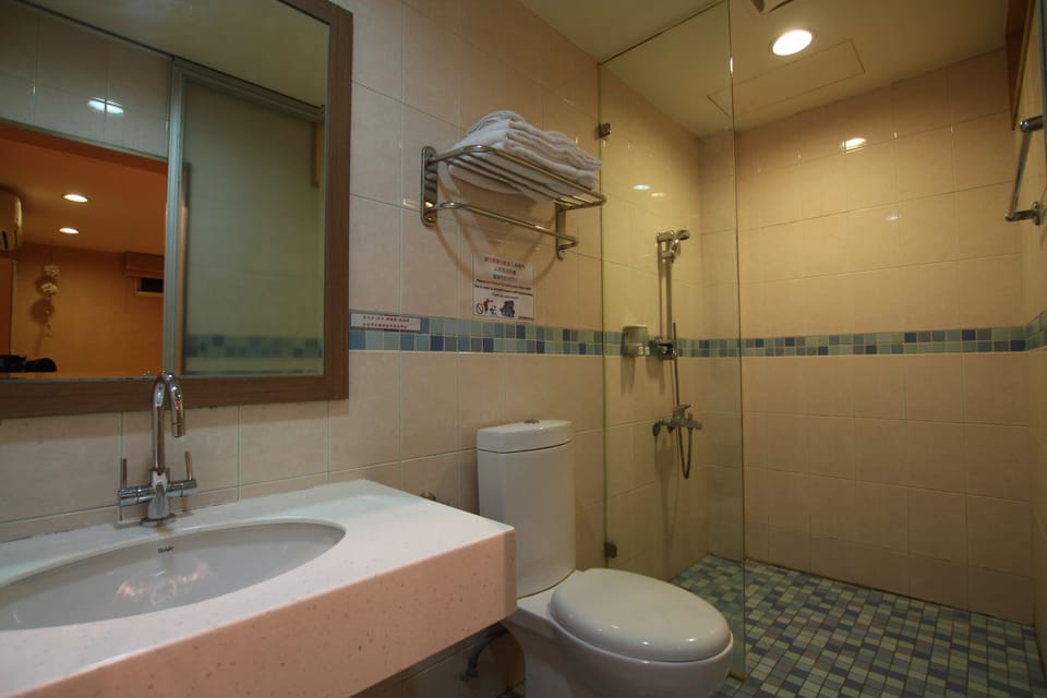 Deluxe Large Suite (8 People) - No Window | Bathroom | Shower, free toiletries, hair dryer, slippers