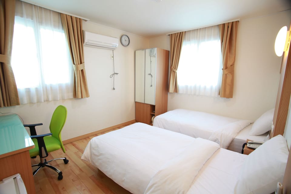 Basic Twin Room, 2 Twin Beds | Desk, soundproofing, free WiFi, bed sheets