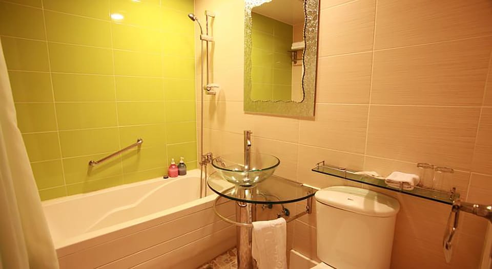 Combined shower/tub, deep soaking tub, free toiletries, hair dryer