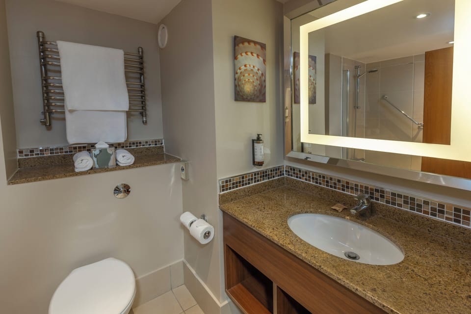 Classic Double Room | Bathroom | Combined shower/tub, hair dryer, towels, soap