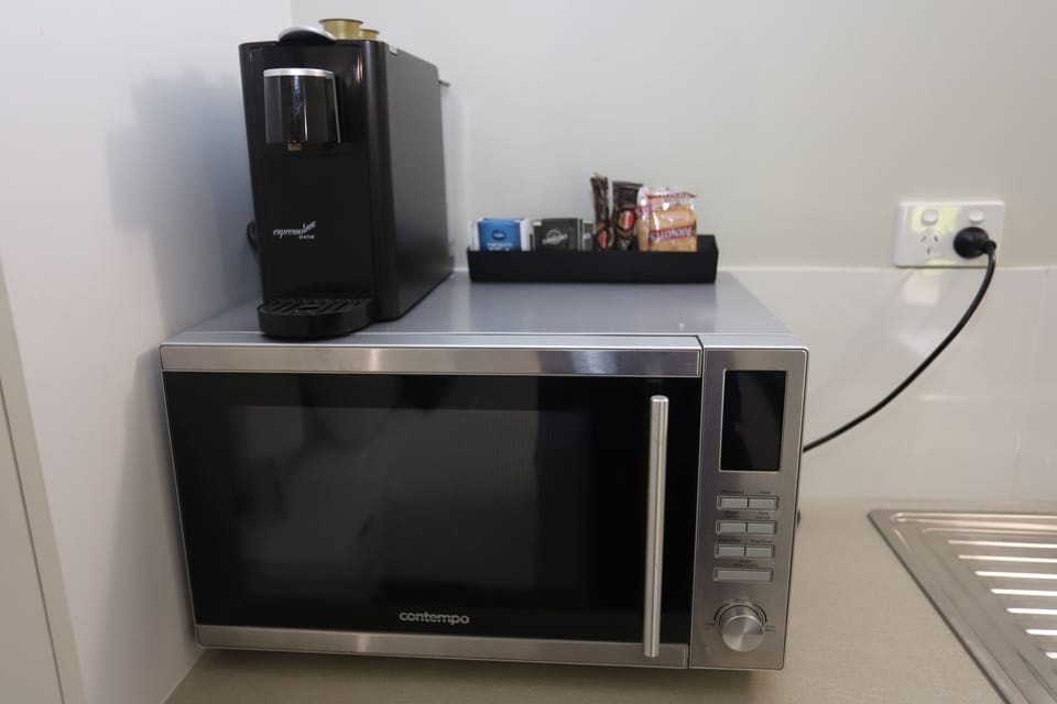 Deluxe Studio, 1 King Bed | Private kitchen | Mini-fridge, microwave, electric kettle, toaster