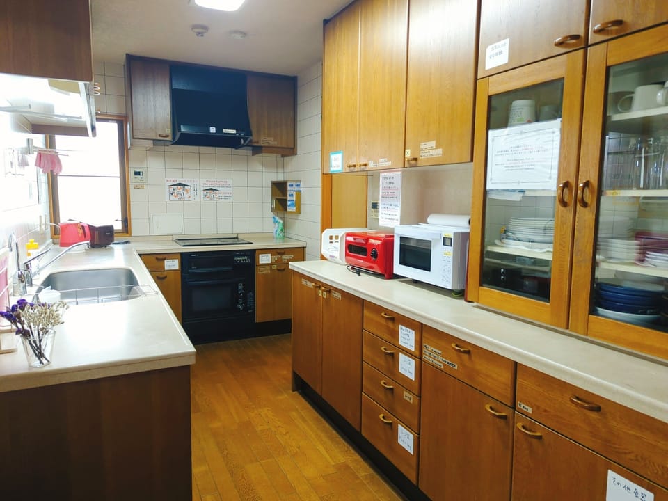 Shared fridge, shared microwave, stovetop, electric kettle