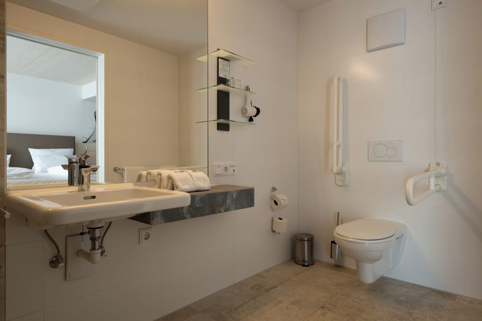 Superior Double Room | Bathroom | Shower, free toiletries, hair dryer, towels