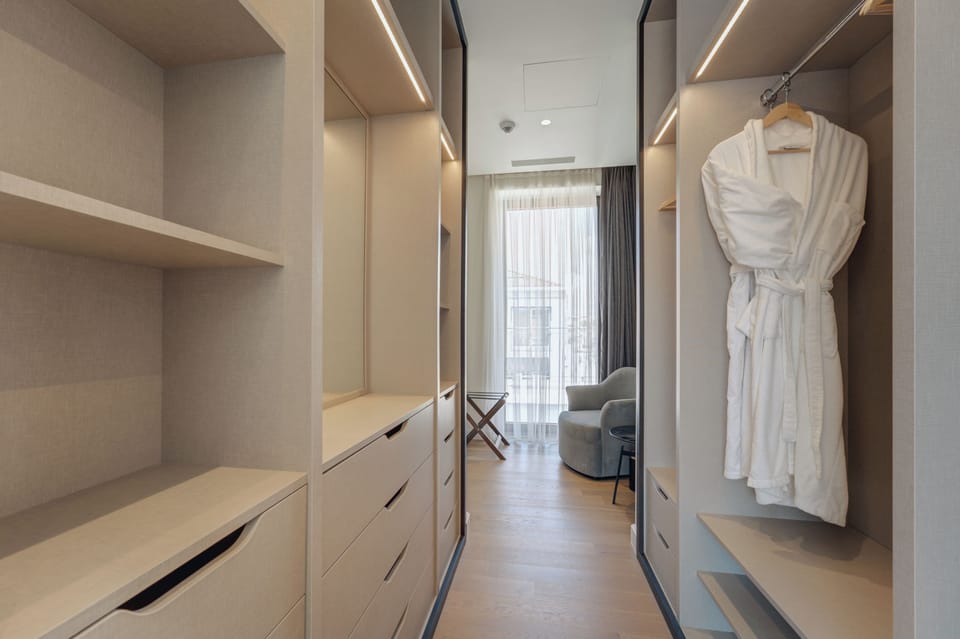 Room, 1 King Bed, Accessible (3 Bds- Castelnuovo Village Suite) | Wardrobe