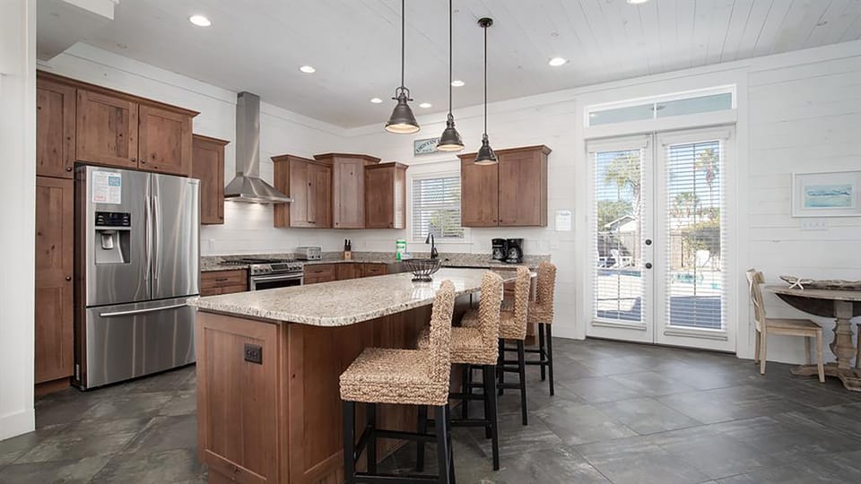 Spacious kitchen with all your needs