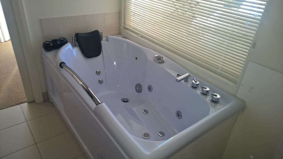 Basic Apartment, 2 Bedrooms | Bathroom | Free toiletries, towels