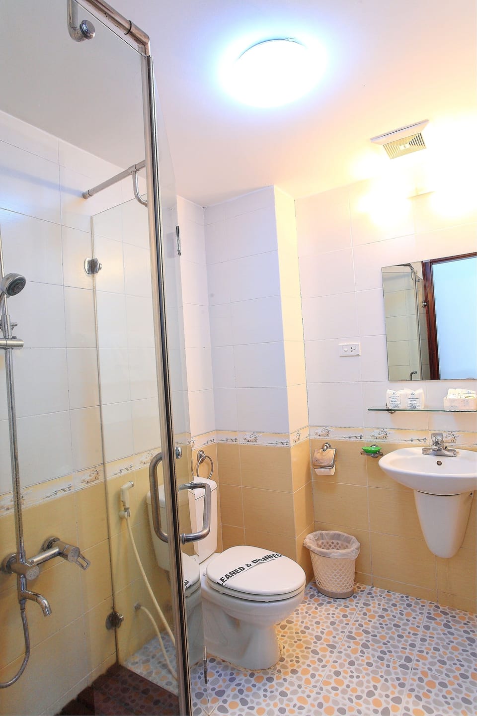Superior Room | Bathroom | Free toiletries, hair dryer, slippers, towels