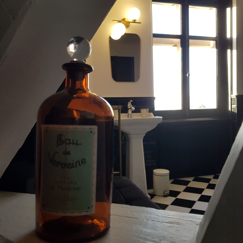 Deluxe Room | Bathroom | Free toiletries, hair dryer, bathrobes, towels