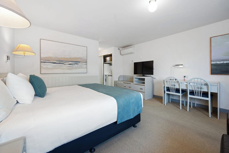 Standard Room, 1 King Bed, Non Smoking | Premium bedding, individually furnished, desk, blackout drapes