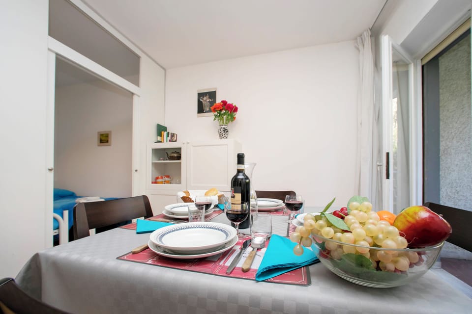 Family Apartment, Multiple Bedrooms, Lakeside (Riva Lago e Spiaggia Apartment) | Dining