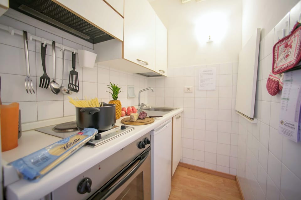 Family Apartment, 2 Bedrooms, Balcony, Lakeside (Riva Lago e Spiaggia Apartment) | Private kitchen | Mini-fridge, microwave, oven, stovetop