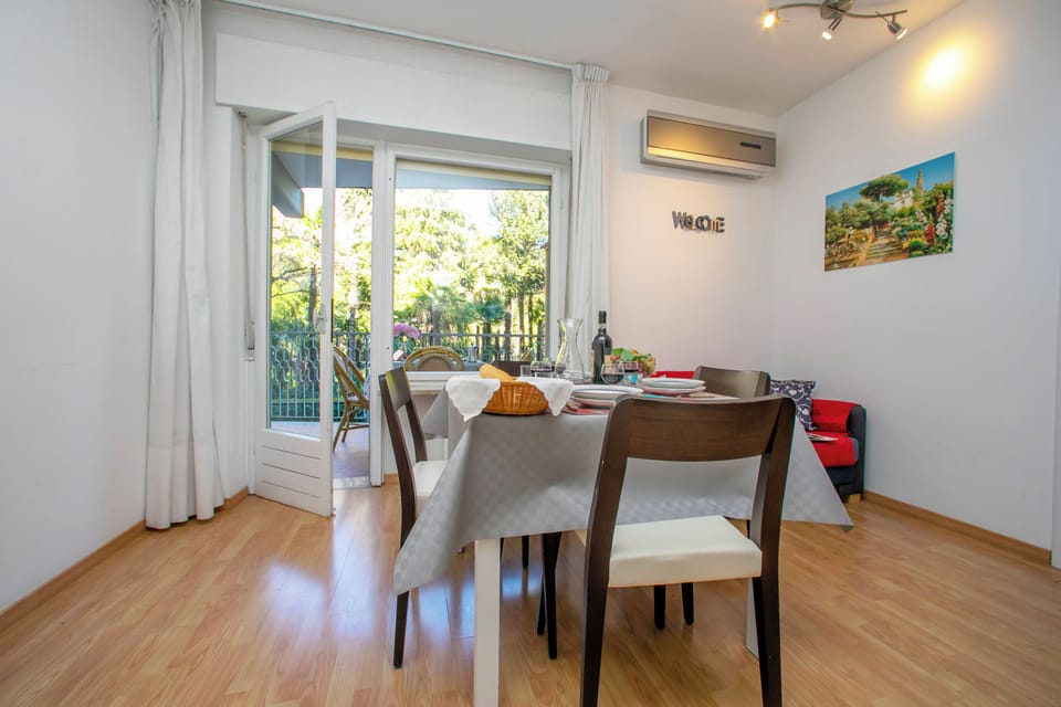 Family Apartment, Multiple Bedrooms, Lakeside (Riva Lago e Spiaggia Apartment) | Dining