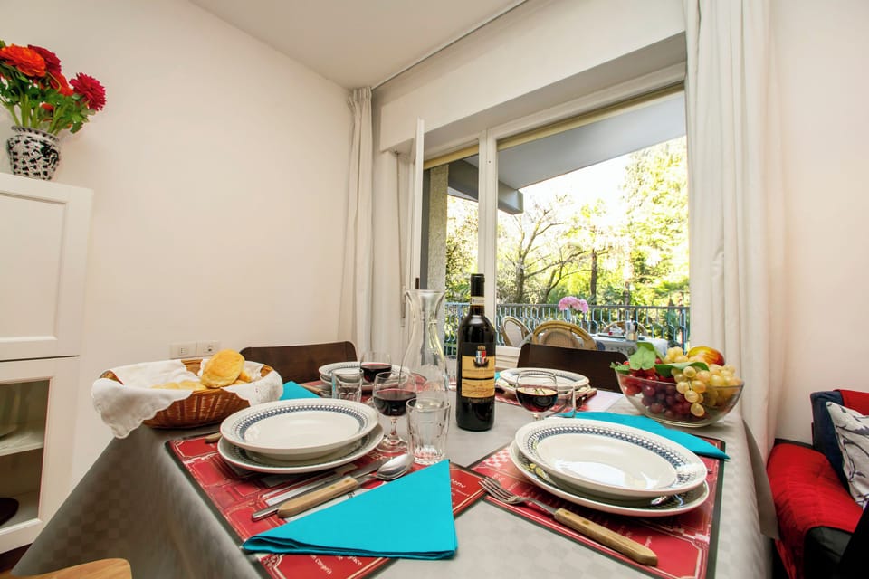 Family Apartment, Multiple Bedrooms, Lakeside (Riva Lago e Spiaggia Apartment) | Dining
