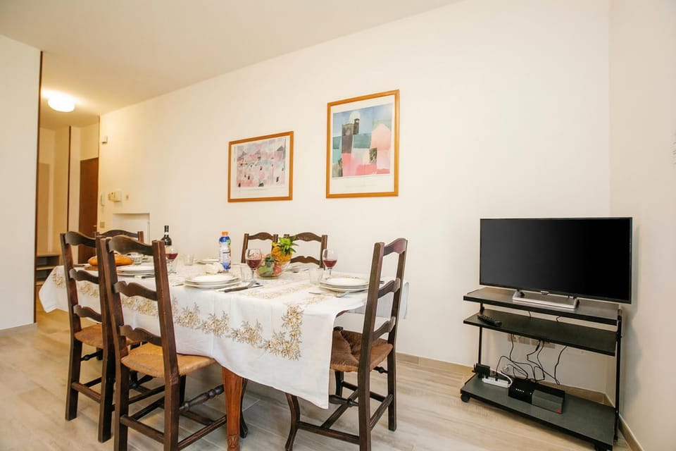 Family Apartment, Multiple Bedrooms (Bella Arco Apartment) | Dining