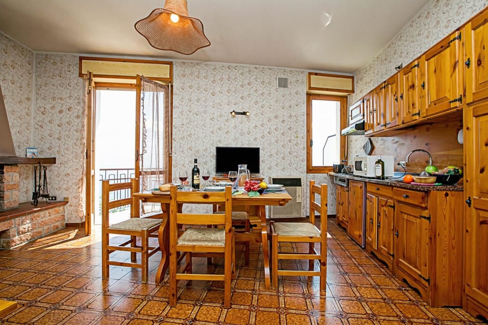 Family Apartment, Multiple Bedrooms, Mountainside (Tremosine Wonderful Lake View 2) | Dining