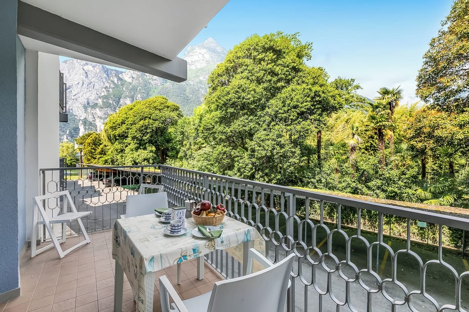 Family Apartment, Multiple Bedrooms, Lakeside (Residenza Lago D'Argento) | Outdoor dining