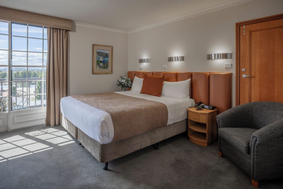 Executive Room, 1 King Bed, Courtyard View | 1 bedroom, hypo-allergenic bedding, minibar, in-room safe