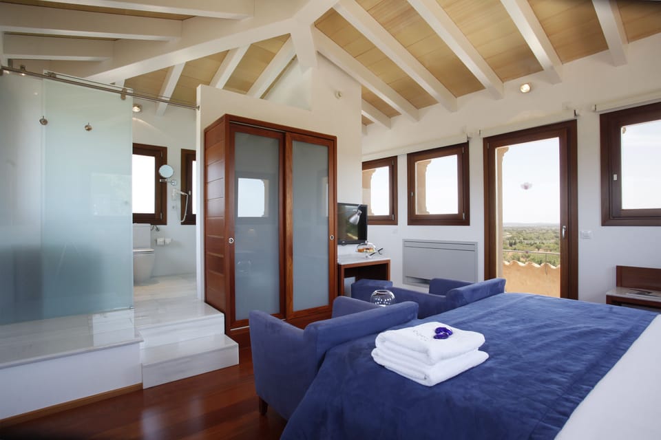 Junior Suite | Minibar, in-room safe, individually decorated, individually furnished