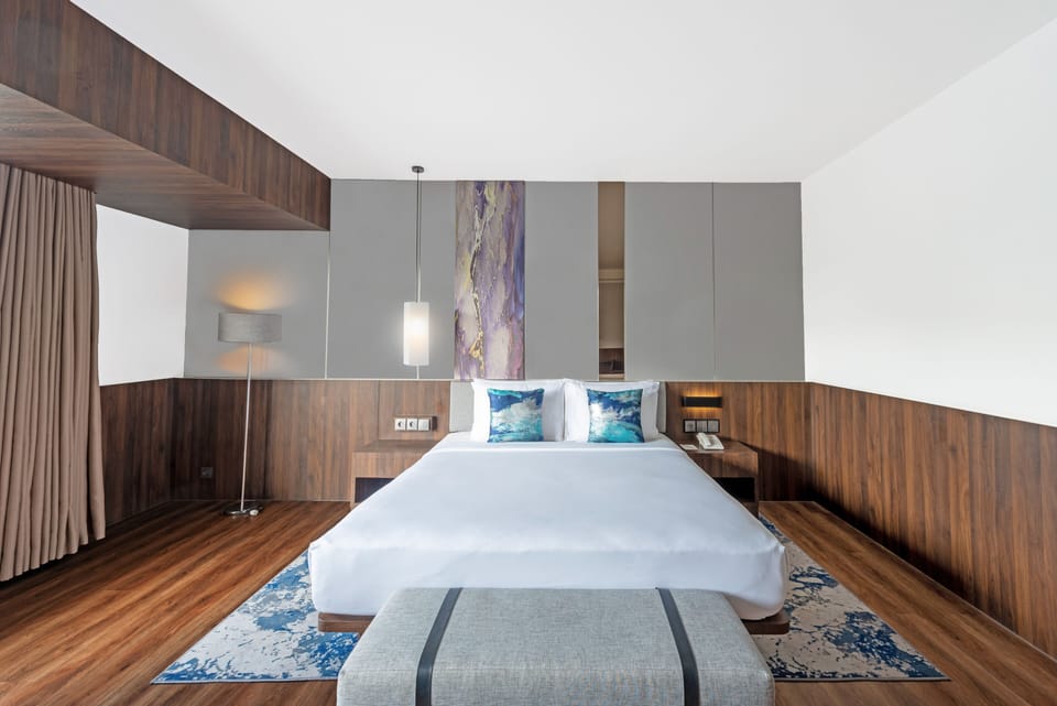 Deluxe Suite | In-room safe, desk, free cribs/infant beds, rollaway beds