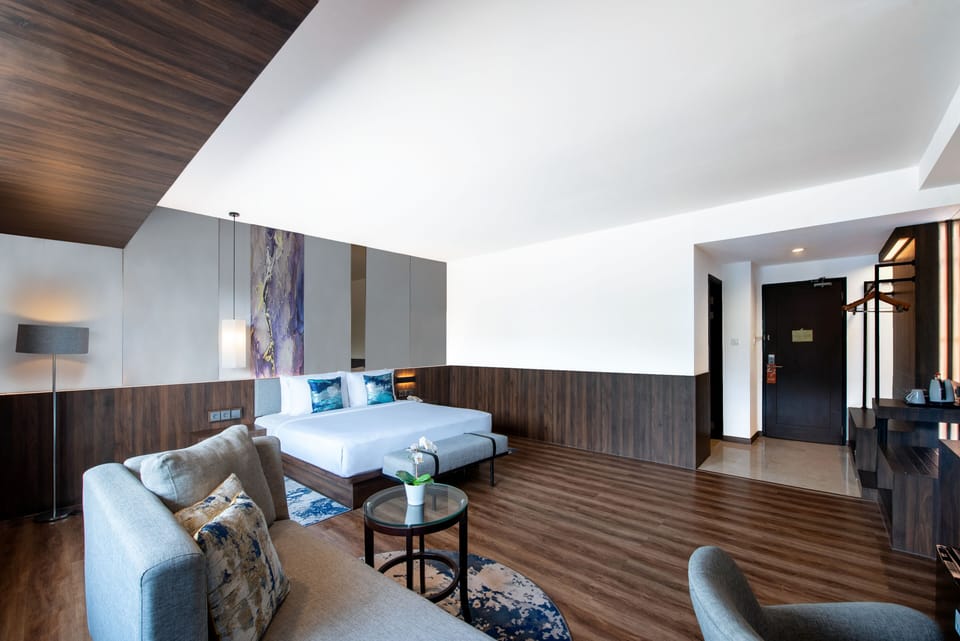 Deluxe Suite | In-room safe, desk, free cribs/infant beds, rollaway beds