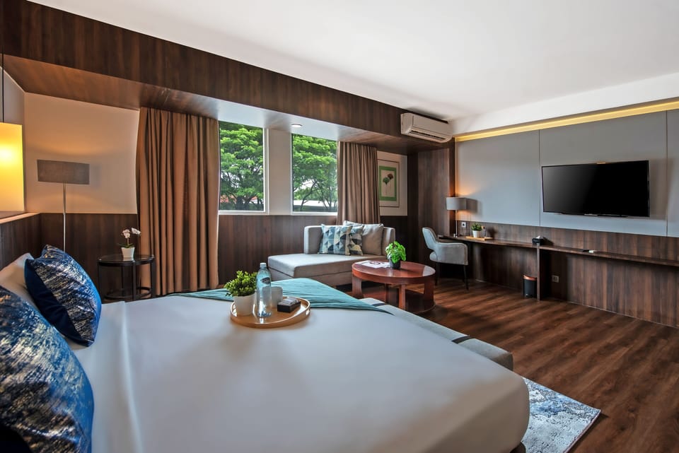 Deluxe Suite | In-room safe, desk, free cribs/infant beds, rollaway beds