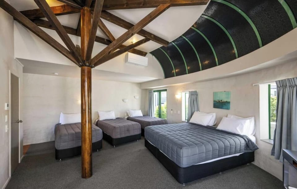 Family Studio (Penthouse) | Soundproofing, iron/ironing board, free WiFi, bed sheets