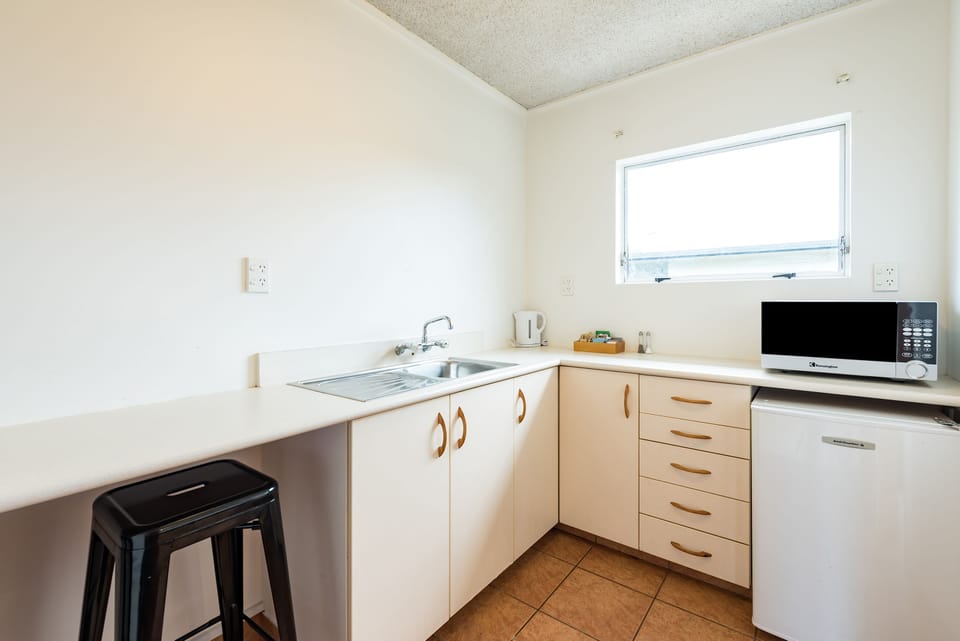 2 Bedroom Motel Unit | Private kitchenette | Fridge, electric kettle