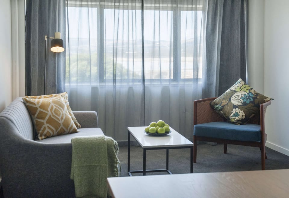 Deluxe Suite | In-room safe, desk, laptop workspace, blackout drapes