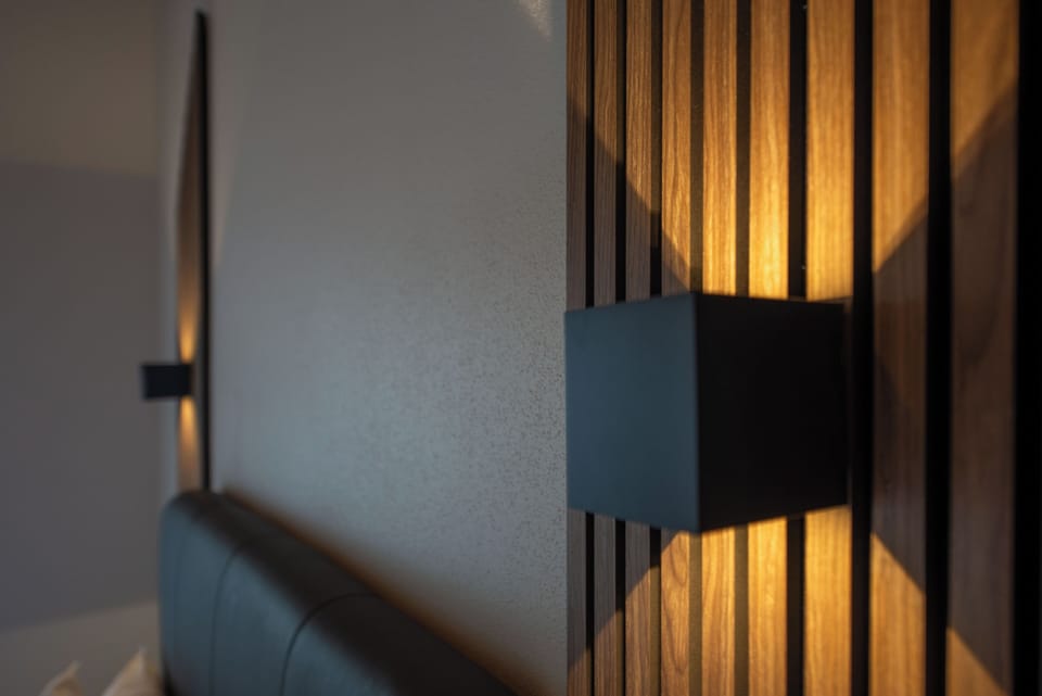 Executive Apartment with Spa Pool | Iron/ironing board, free WiFi, bed sheets, alarm clocks