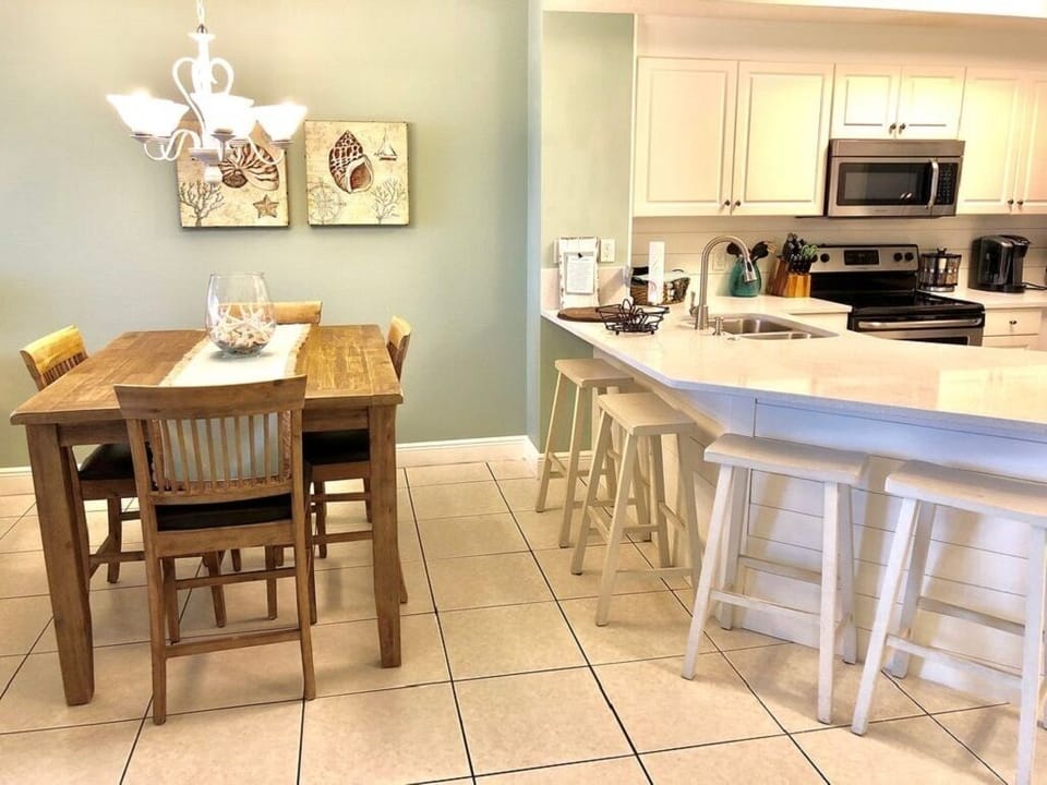 Breakfast bar with seating for four.