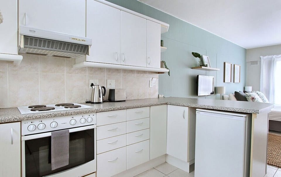 Studio | Private kitchen | Full-size fridge, microwave, oven, stovetop