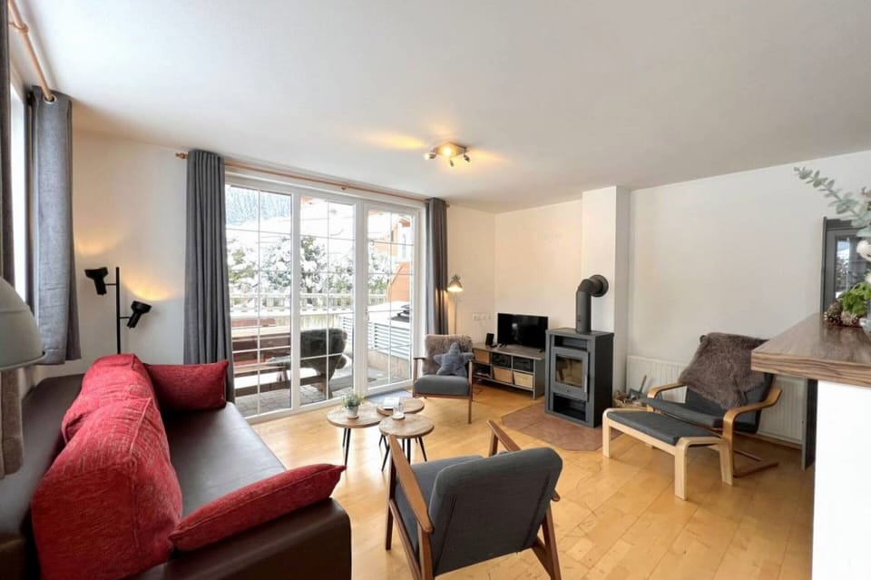 Apartment | Living room | Fireplace