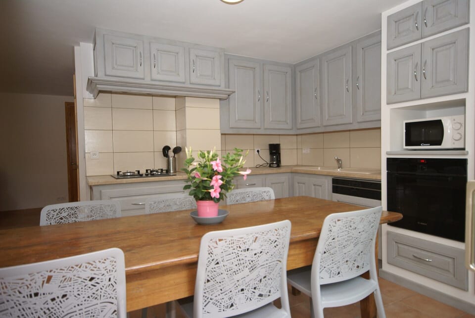 House | Private kitchen | Stovetop, highchair